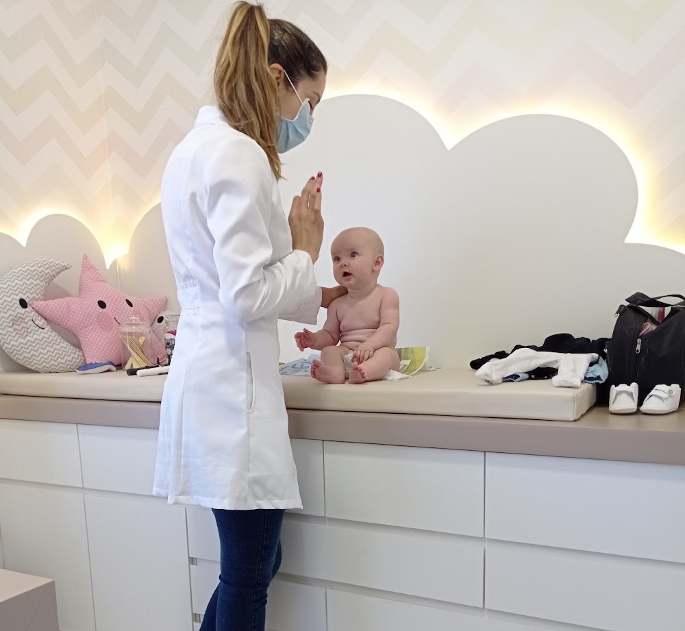 Momento de exame de um bebê no trocador em formato de nuvem