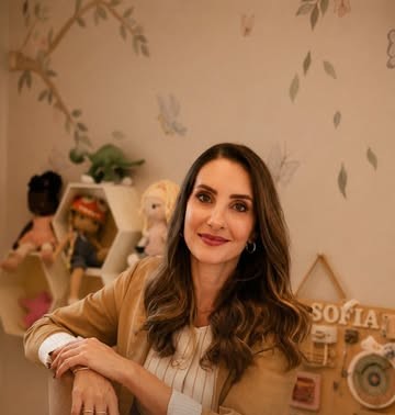 Dra. Suelen sentada em poltrona no consultório infantil
